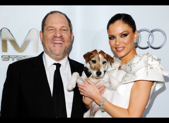 Hollywoodmogullen Harvey Weinstein, sammen med sin kone Georgina Chapman og hunden Uggie, stjernen i filmen The Artist (2011).